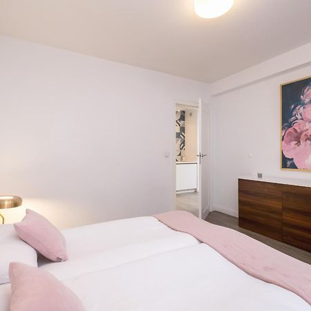 Blue And Green Apartment With Bright Pink Bedroom In Krakow By Noclegi Renters Exterior foto
