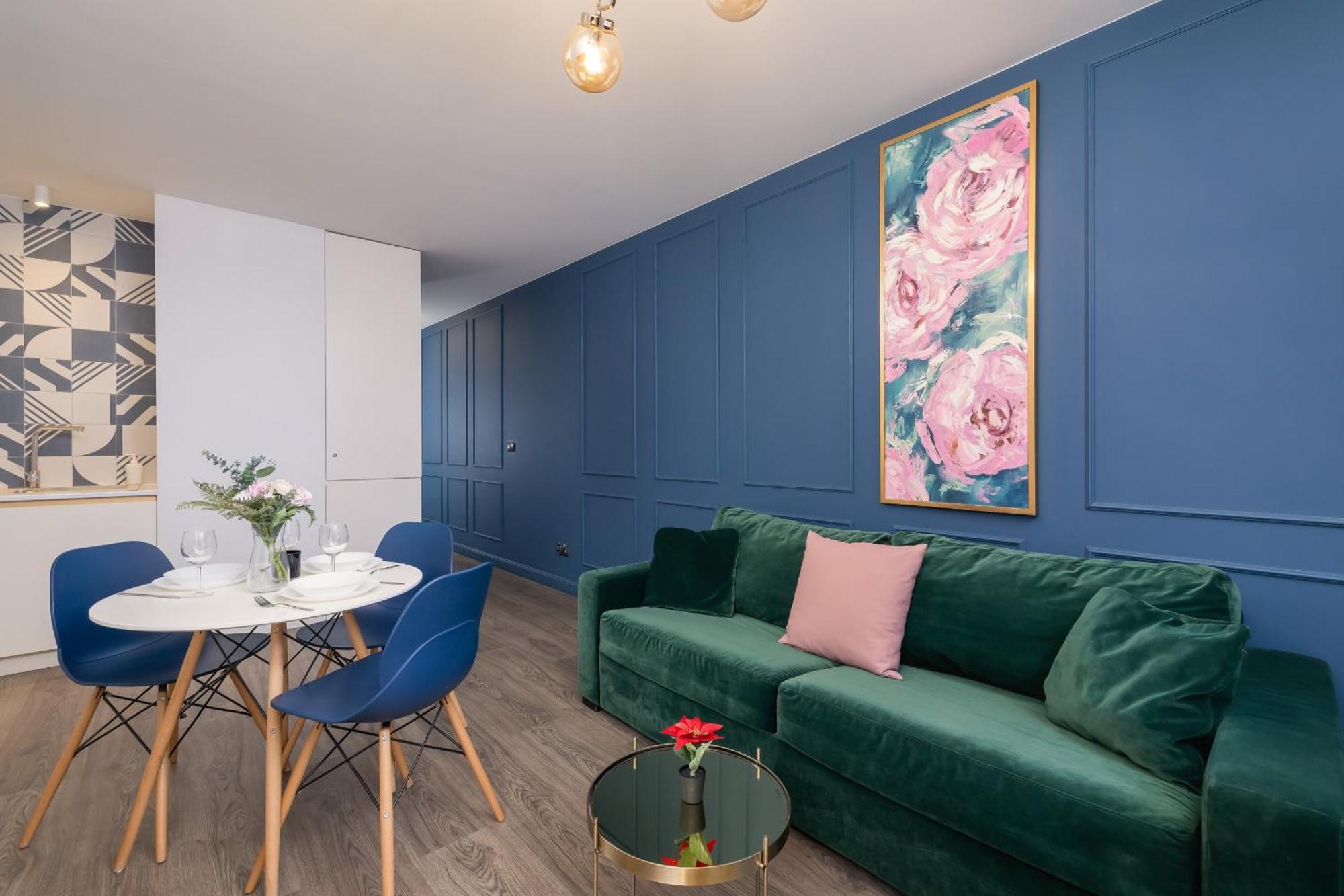 Blue And Green Apartment With Bright Pink Bedroom In Krakow By Noclegi Renters Exterior foto